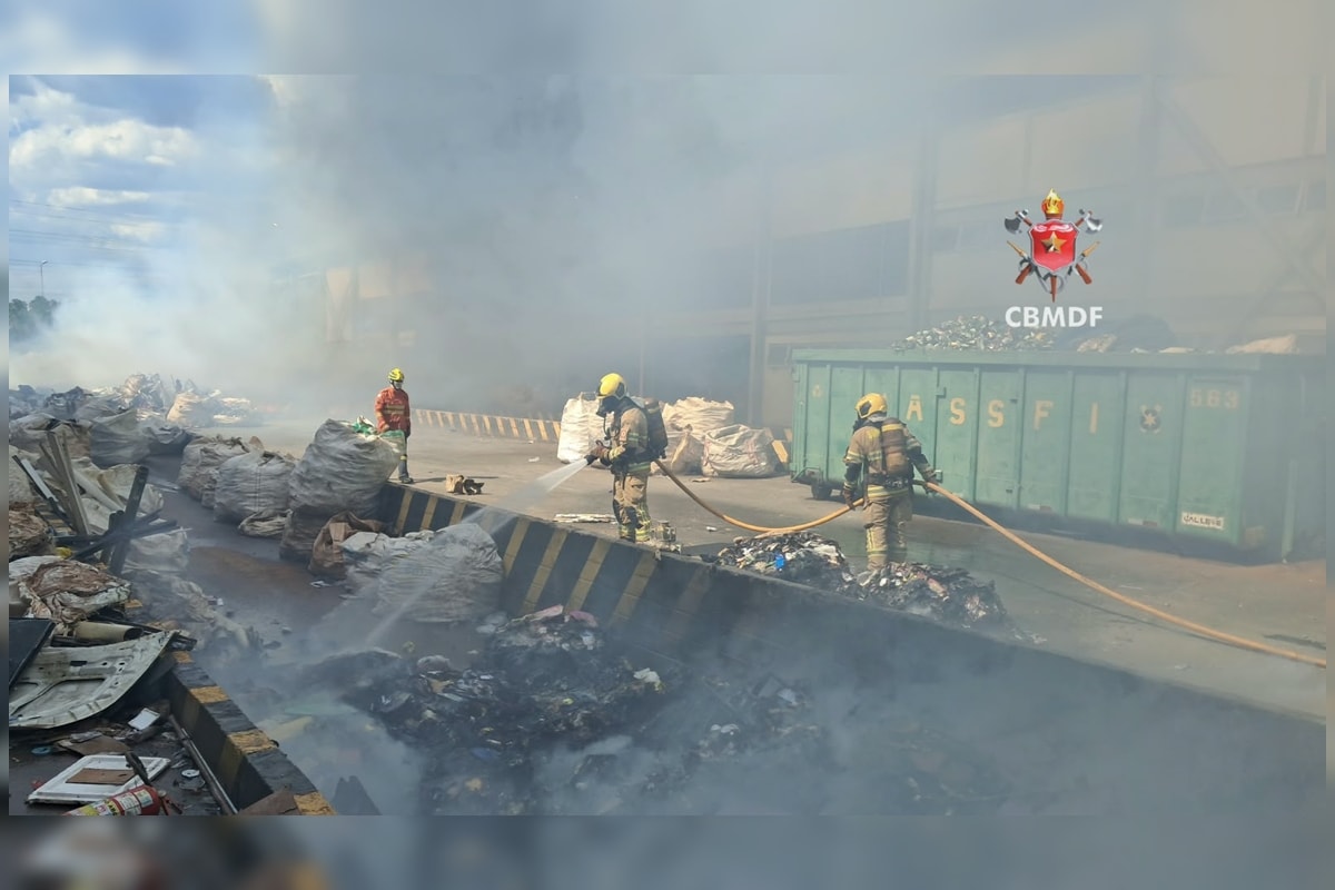 Incêndio de grandes proporções atinge galpão de recicláveis no DF