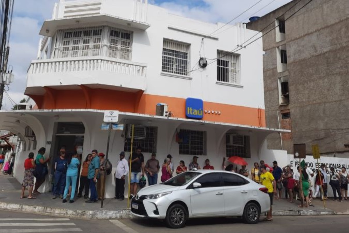 MP pede R$ 12,5 milhões do Itaú por filas no sol e longa espera em MG