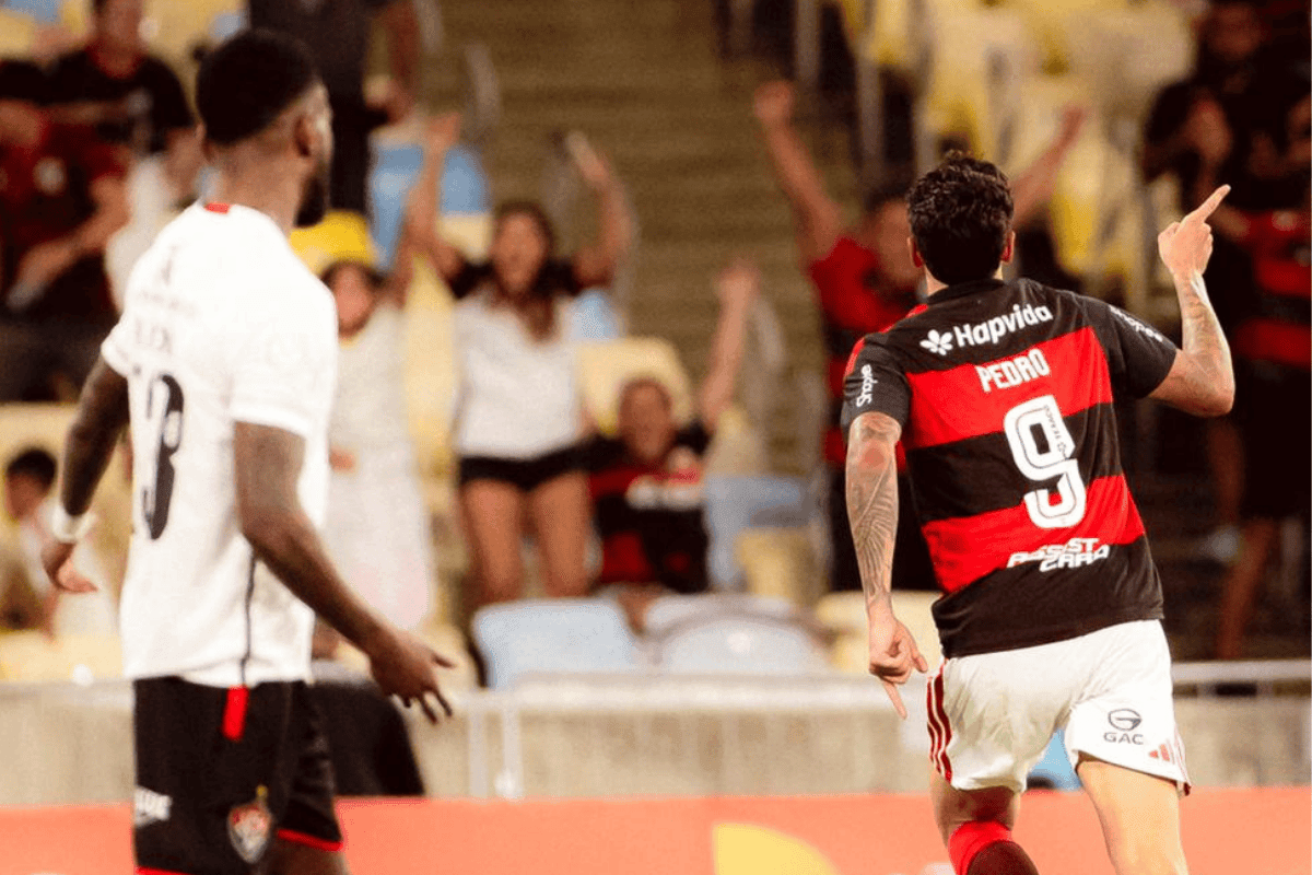Com um gol em cada tempo, Flamengo supera Vitória na Copa do Brasil