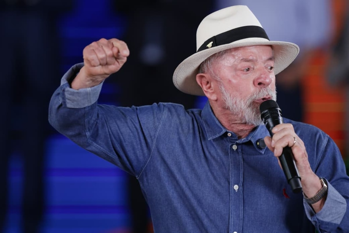 Lula diz em congresso do PT que "não corre atrás de adversário"