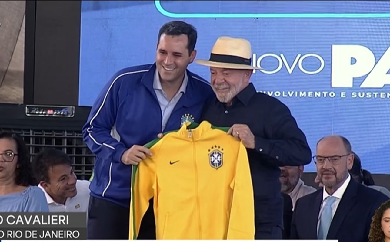 Lula ganha casaco do Brasil de prefeito do Rio: "Aqui você tem aliado"