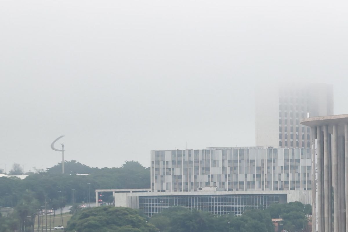 Brasília amanhece com céu tomado por neblina nesta quarta-feira (28/10)