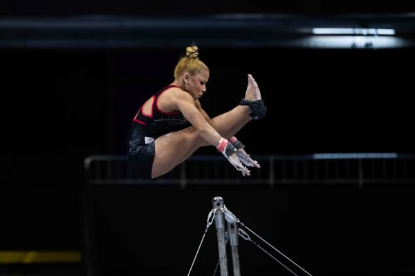 Lorrane Oliveira é campeã das assimétricas no Brasileiro de Ginástica