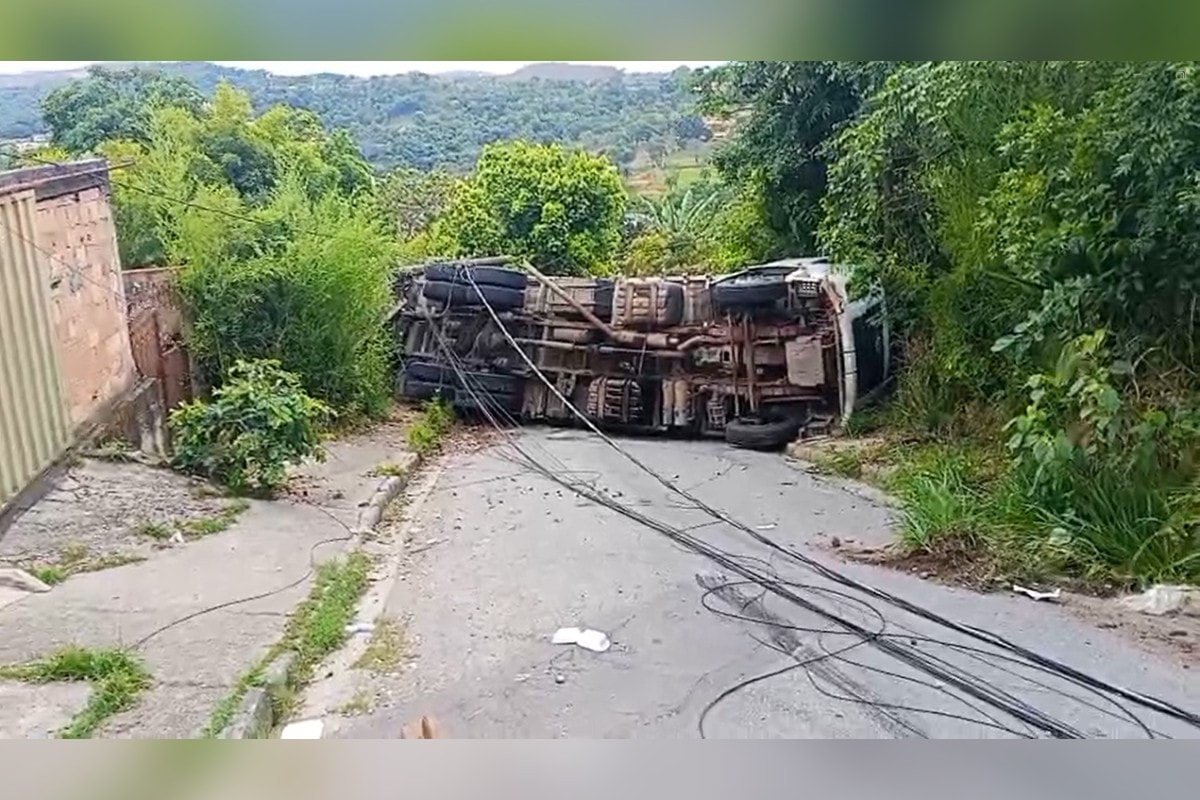 Caminhão tomba após bater em poste e bloqueia rua em bairro de Betim (MG)