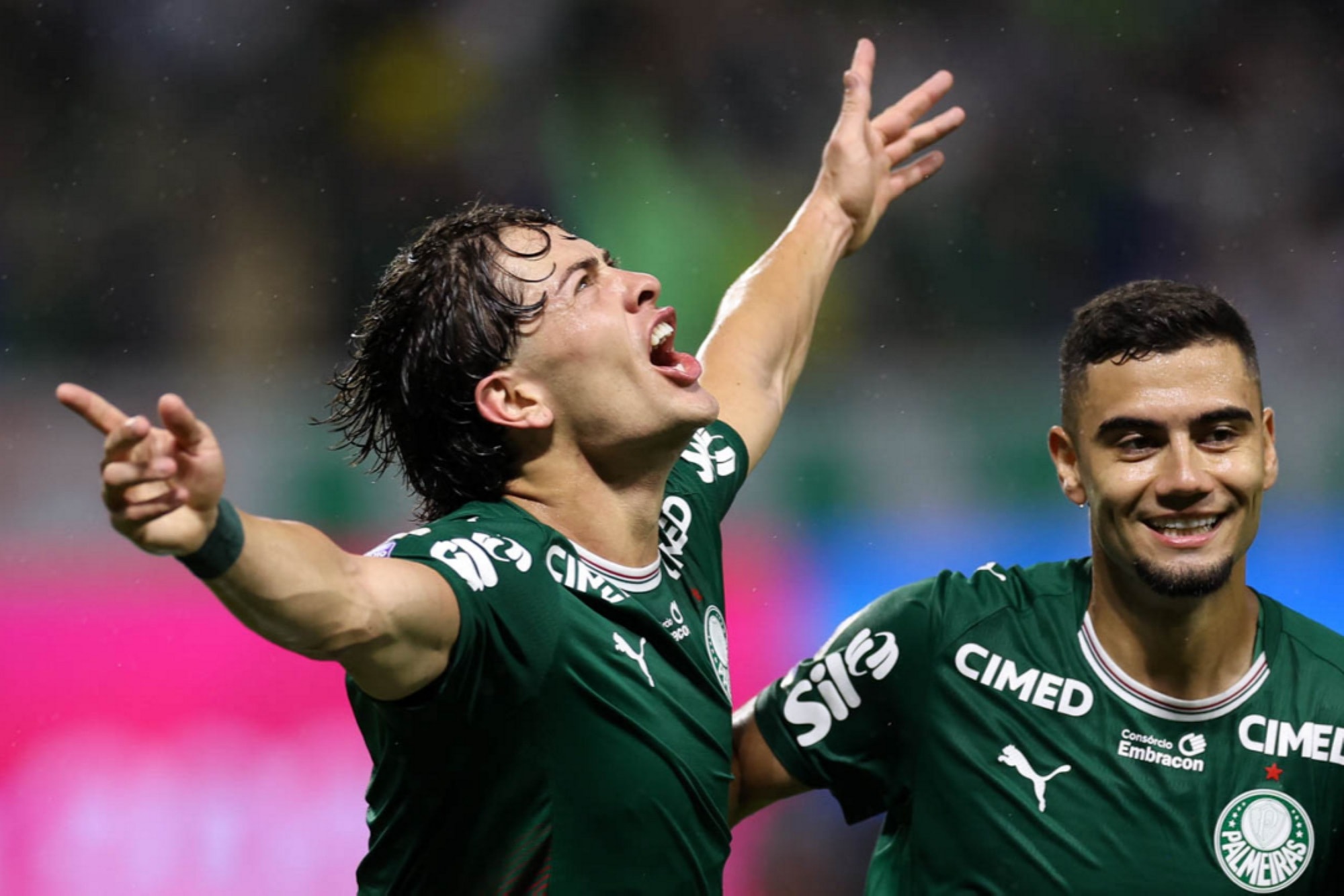 Com dois gols de Giay, Palmeiras atropela Corinthians pelo Brasileirão