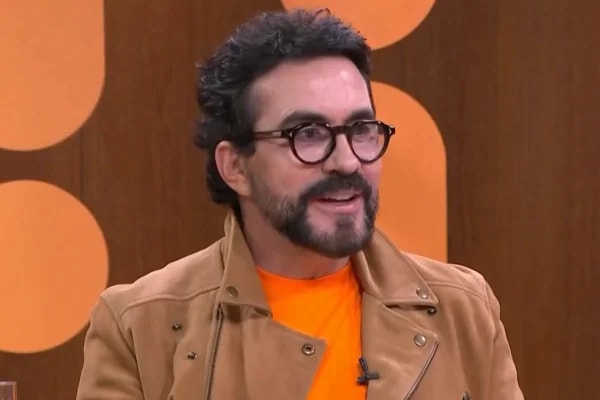 Padre Fábio de Melo justifica uso de casaco de pelo no Hallel. Veja vídeo
