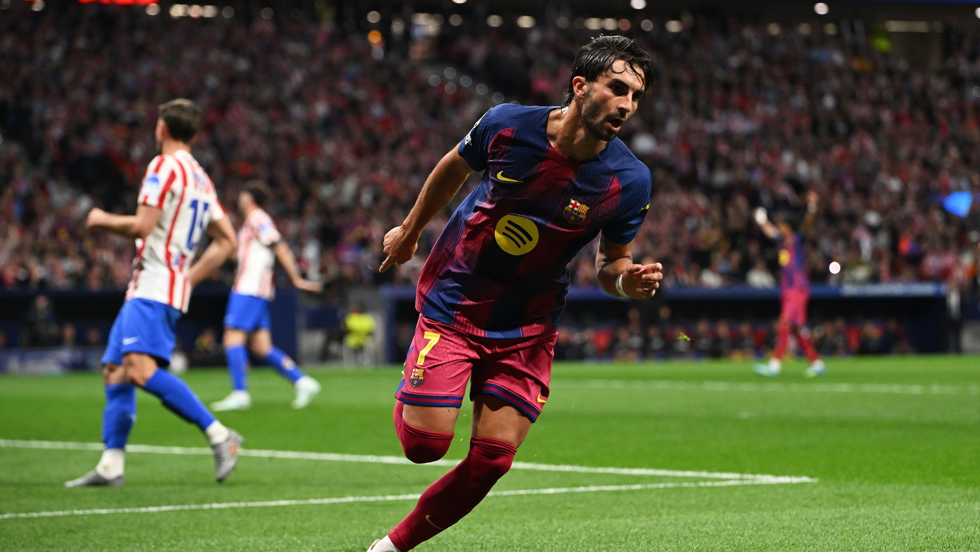 Jogador do Barcelona sangra em campo após choque com goleiro na Champions