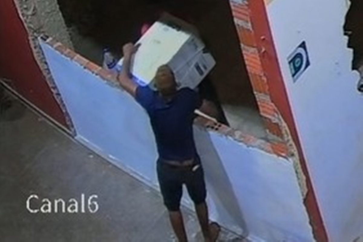 Homem invade loja na Asa Norte e furta máquina de gelo, saca-rolhas e coqueteleiras. Veja vídeo
