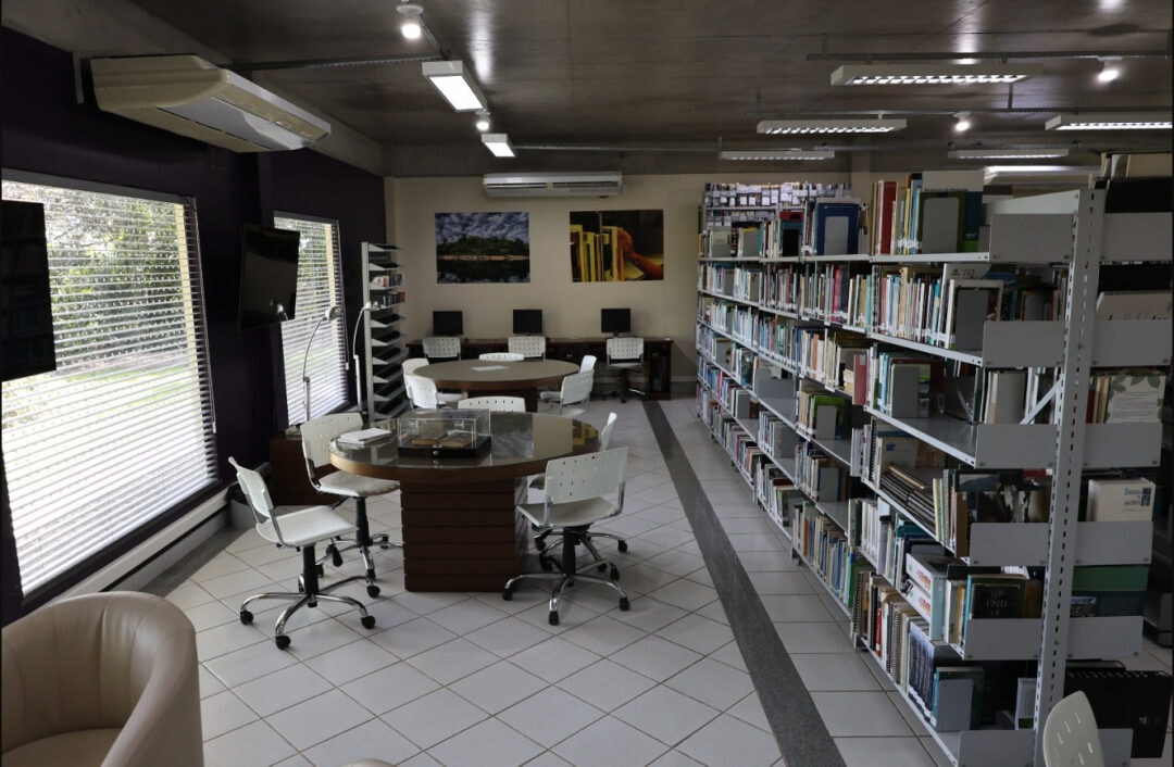 Biblioteca em Tefé, no Amazonas, reúne acervo científico especializado sobre a Amazônia