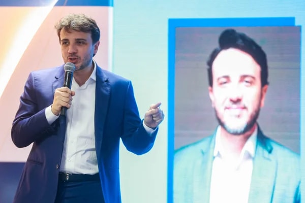 Renan Santos critica interferência estrangeira em obras no Brasil