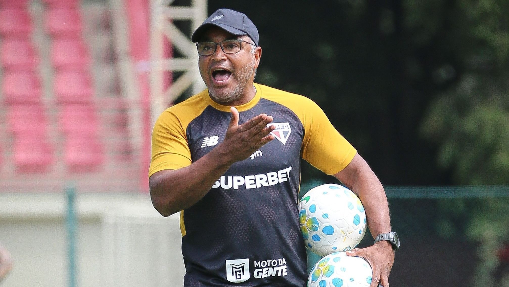 DJ se confunde e toca pagode no lugar do Hino Nacional em jogo da Série B