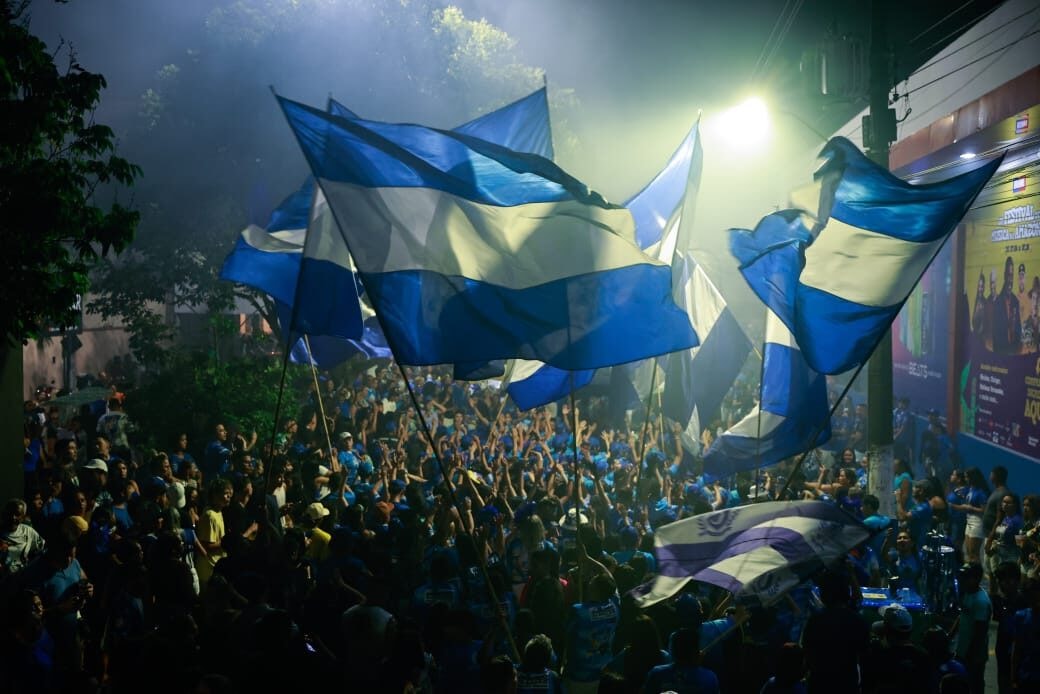 Boi de Rua do Caprichoso: o tradicional cortejo que desfila a paixão azul pelas ruas de Parintins