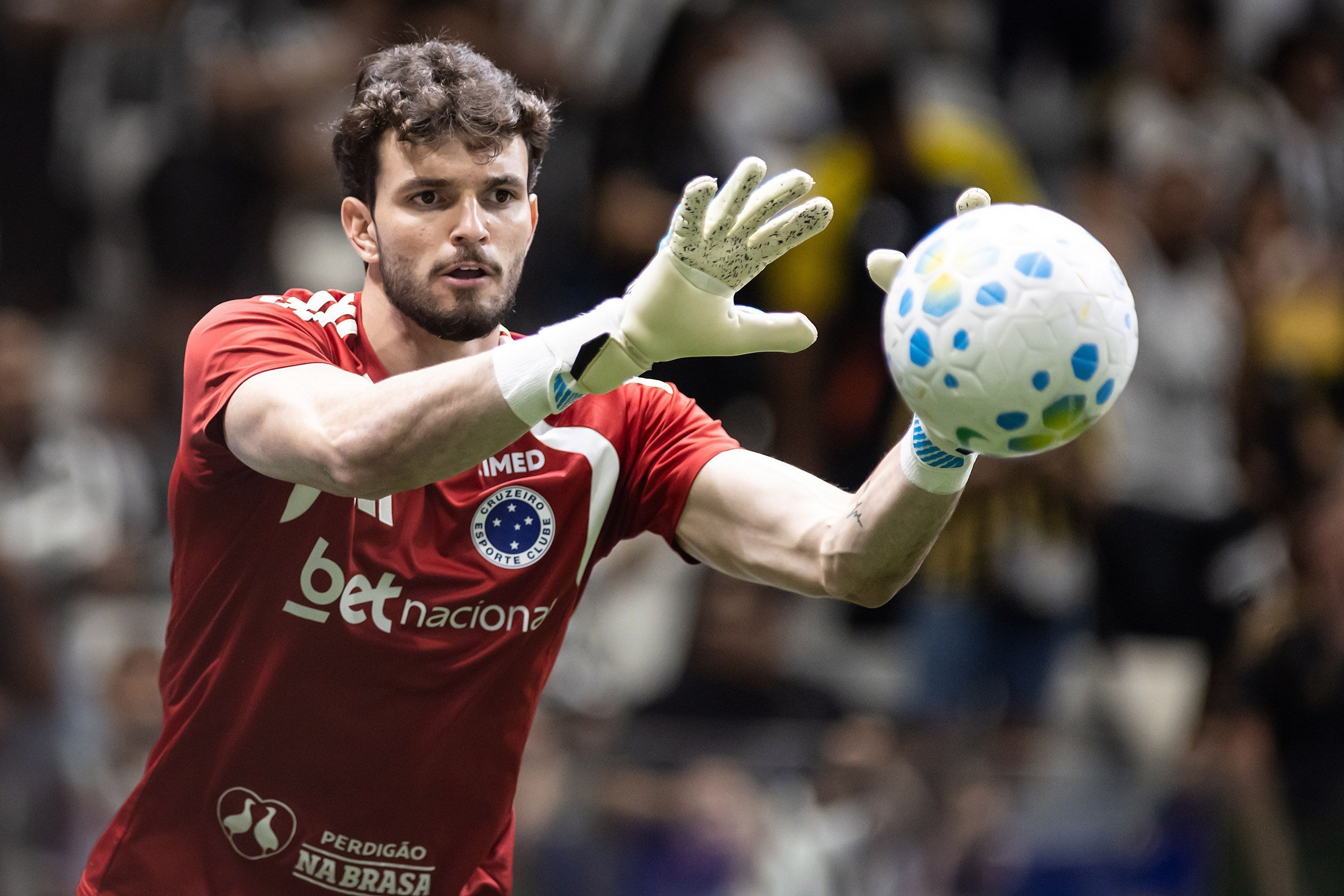 “É bom lembrar quem manda”, diz Bernard após classificação do Atlético-MG