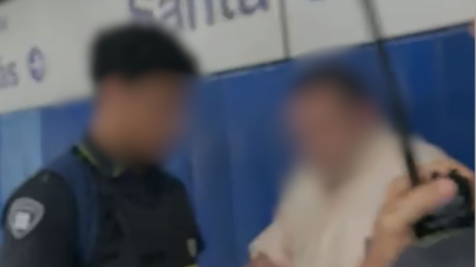 Homem é levado por seguranças após ferir outro na estação Sacomã