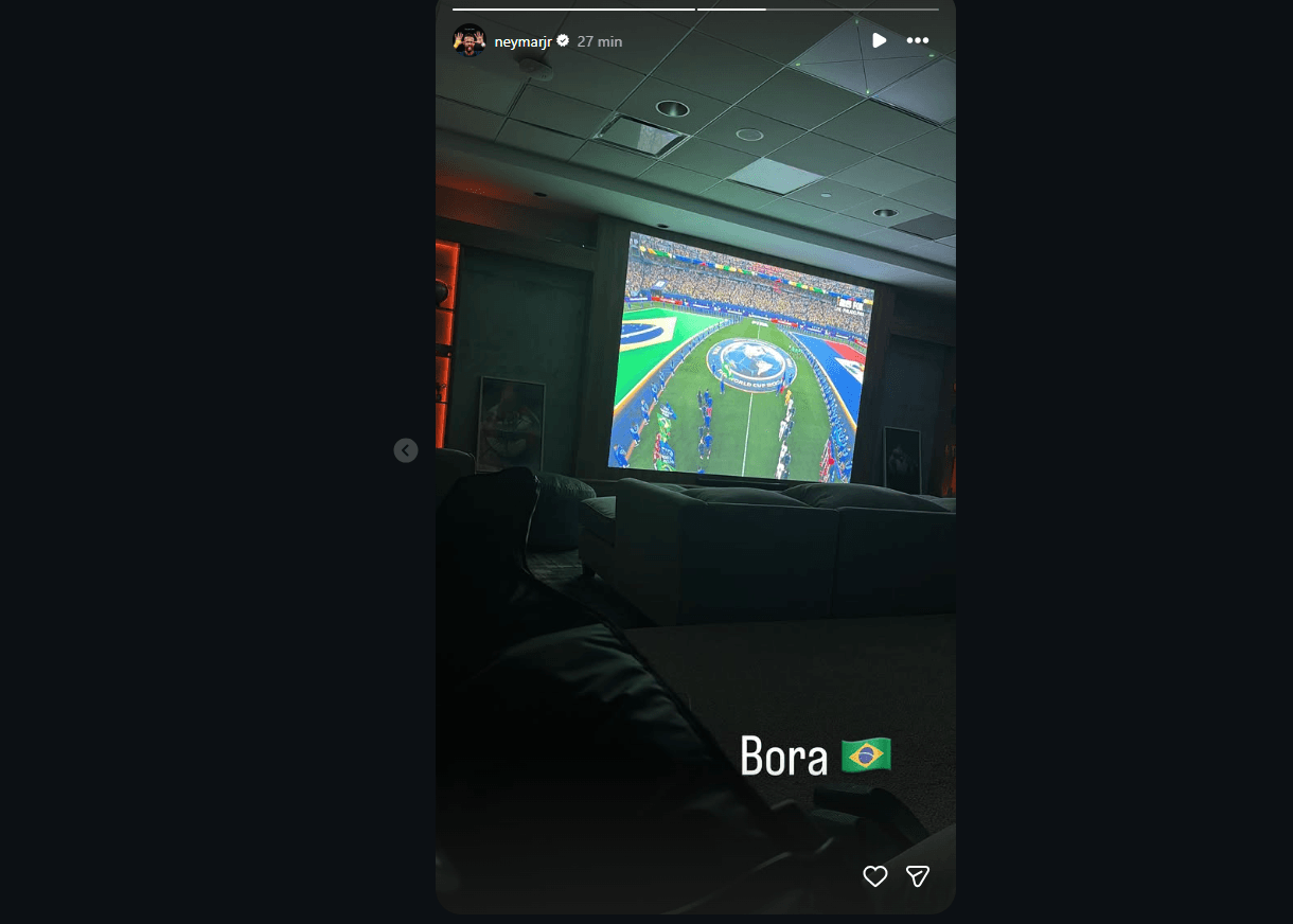 Convocado home office? Neymar assiste Brasil x Haiti deitado; veja