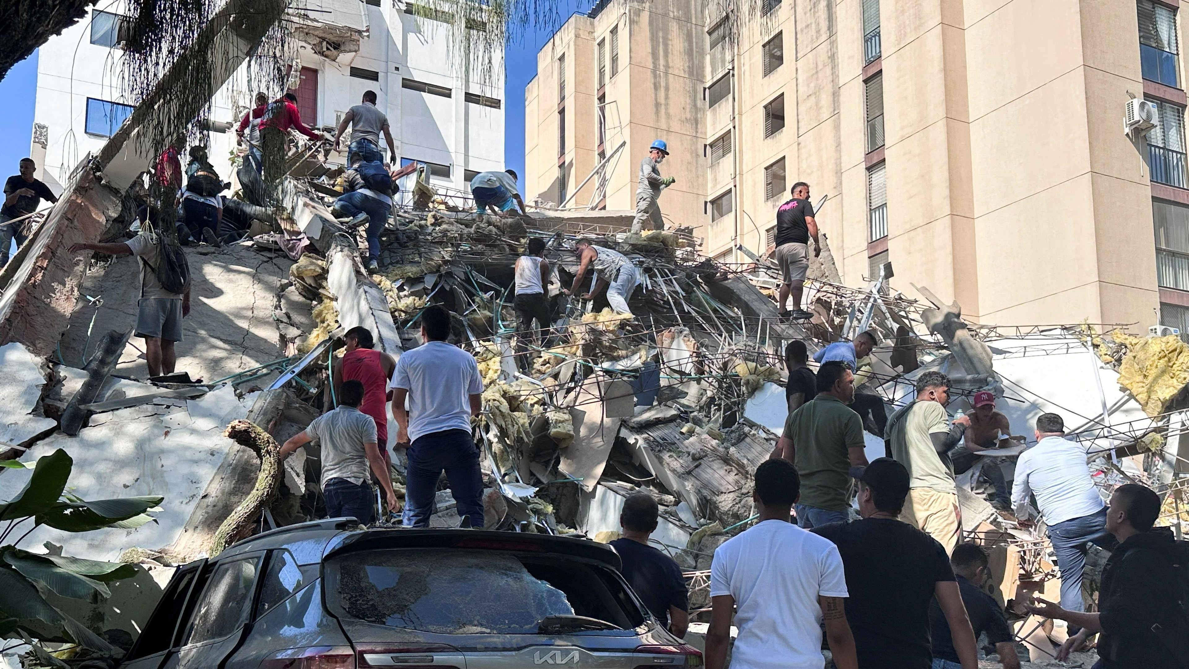 Socorristas correm contra o tempo na Colômbia em buscas após terremoto