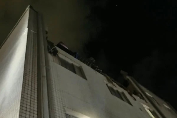 Explosão de gás deixa 2 pessoas feridas e interdita prédio no litoral de SP