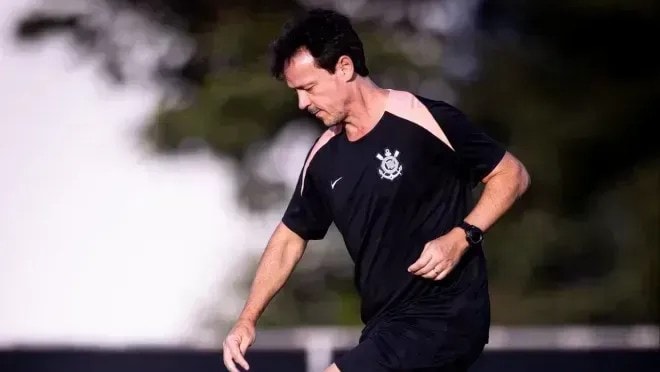 Diniz se emociona em Itaquera e explica repetições em escalação