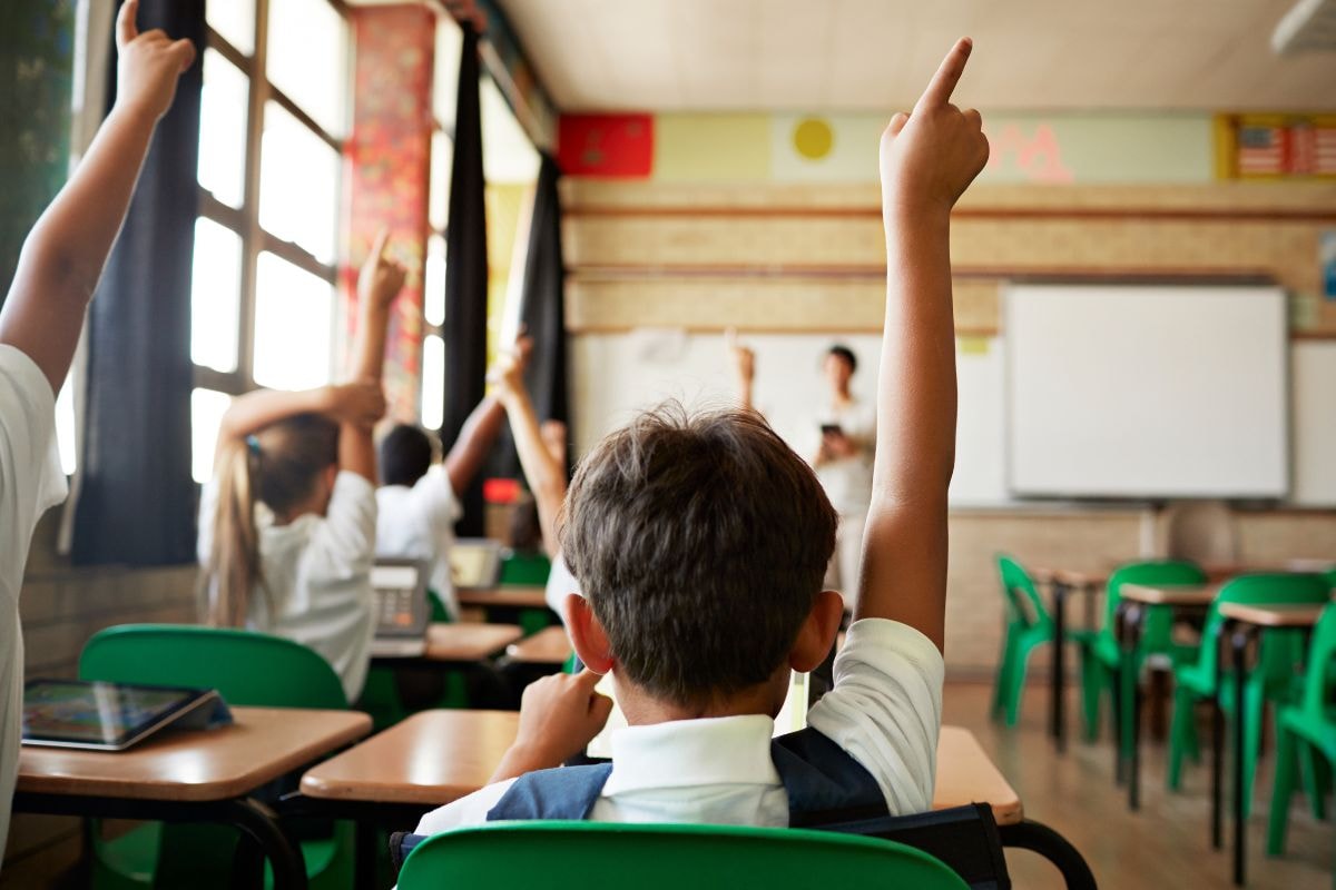 Brasil investe um terço da média da OCDE por aluno na educação