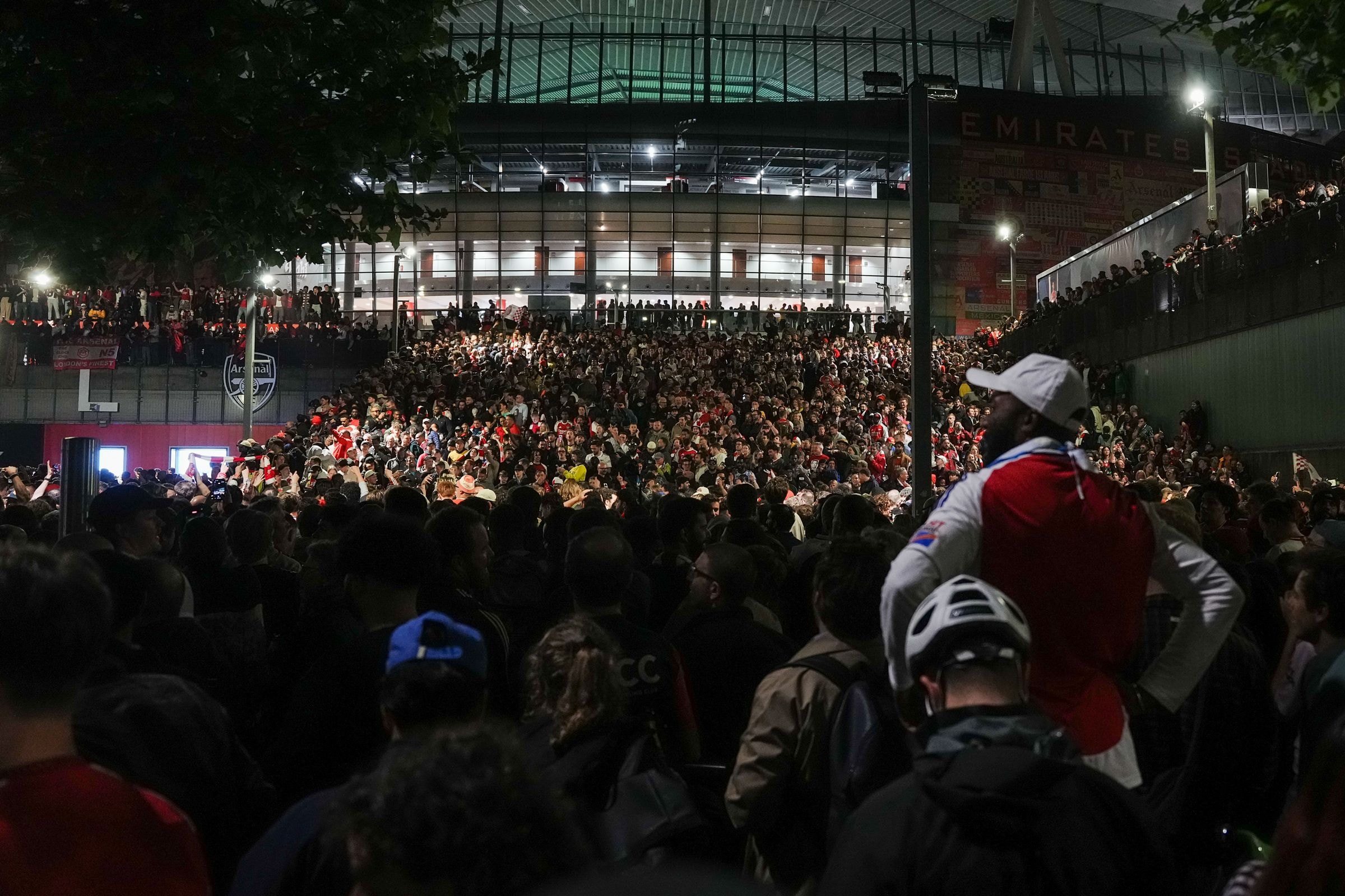 Veja comemoração dos torcedores do Arsenal ao título da Premier League
