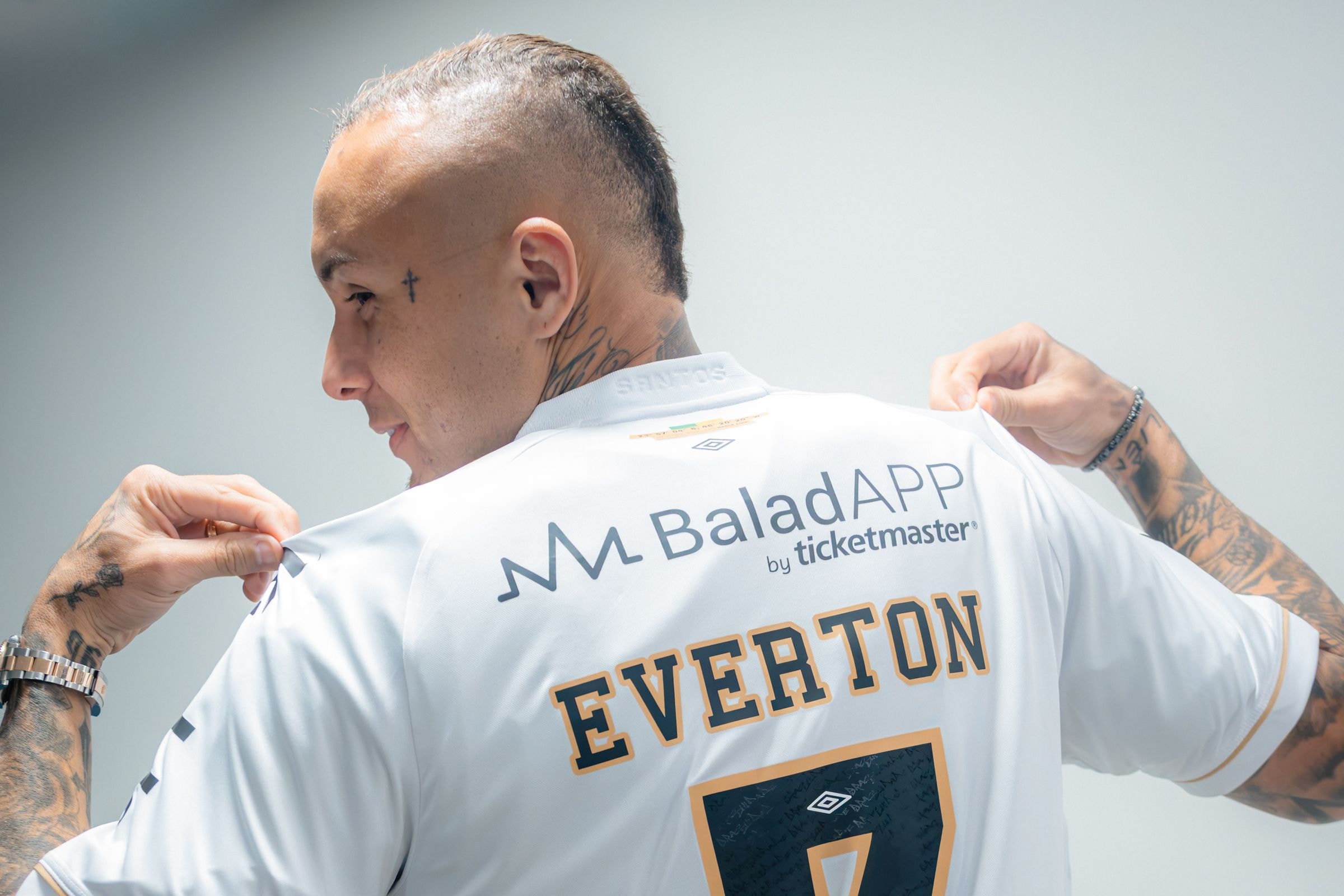 Santos anuncia a contratação de Everton Cebolinha, do Flamengo