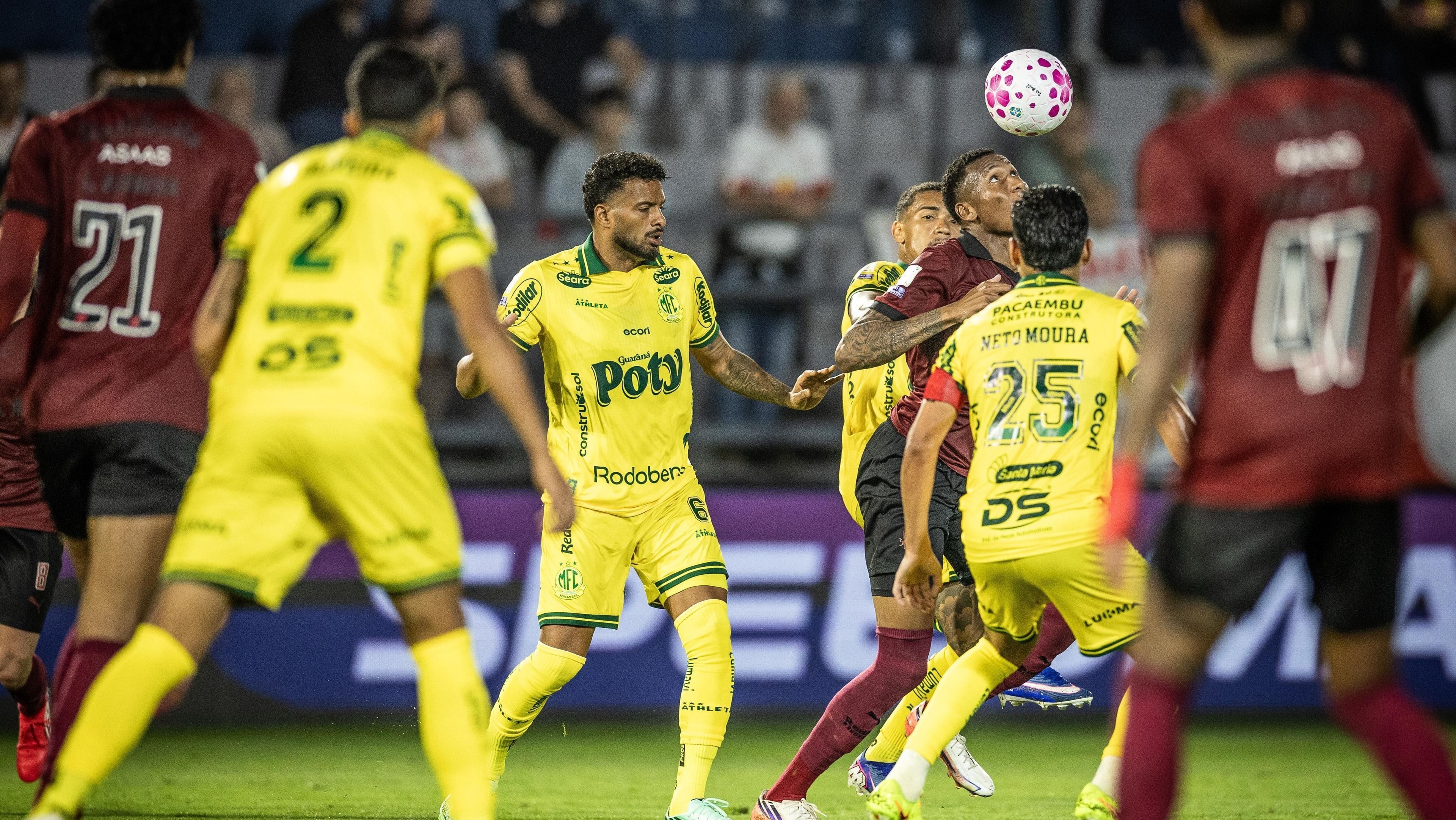 Vitória goleia a Chapecoense e se afasta do Z4 no Brasileirão