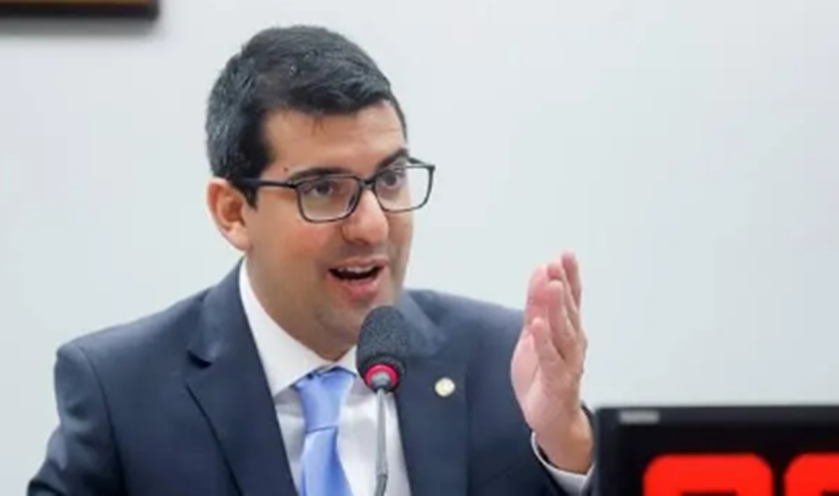 Deputado Marcelo Queiroz é alvo da PF por fraude em contratos de R$ 200 milhões. Veja vídeo