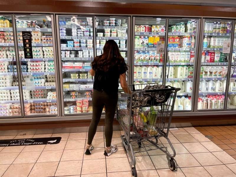 Inflação nos EUA desacelera em julho, alivia pressão sobre juros, mas ainda há riscos