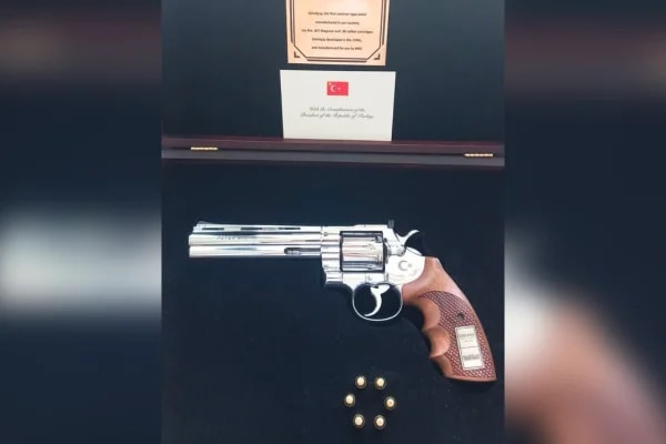 Premier da Hungria ganha mangas de presente e solta indireta a Erdogan