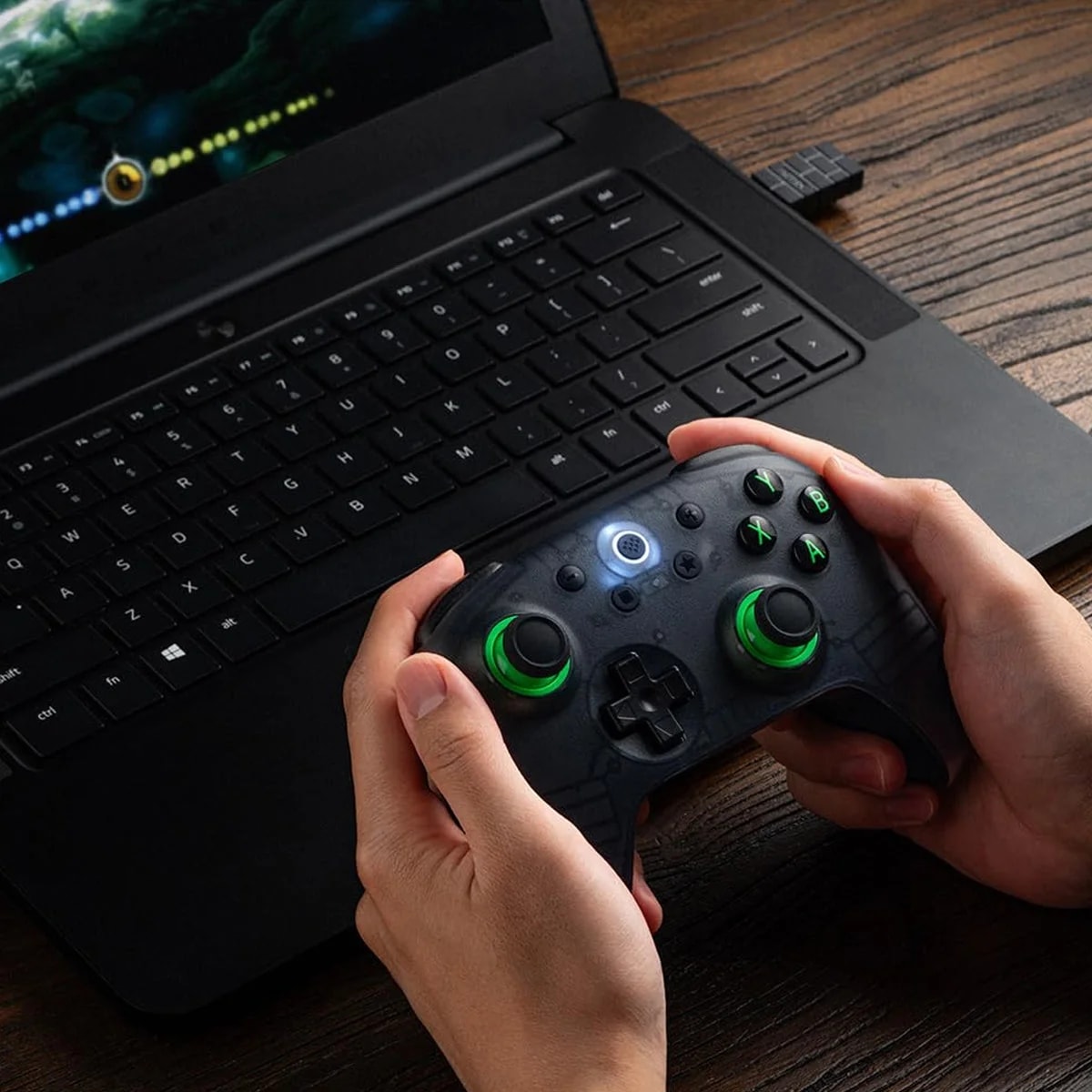 Controle 8BitDo transparente para PC saindo baratinho com cupom no AliExpress