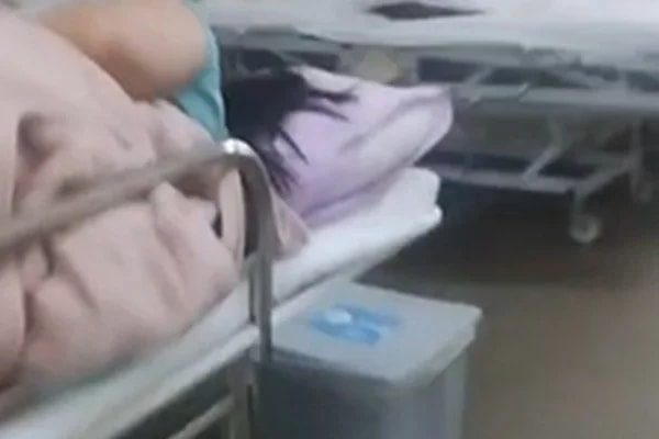 Pacientes ficam com roupas de cama sujas e macas para mortos no HBDF