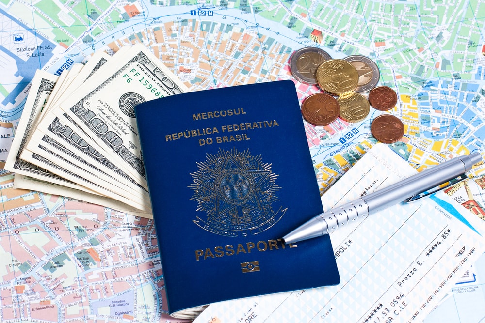 Dá para viver fora do Brasil sem perder aposentadoria e benefícios fiscais?