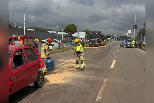 Carreta sem freio bate em oito carros no Anel Rodoviário em BH