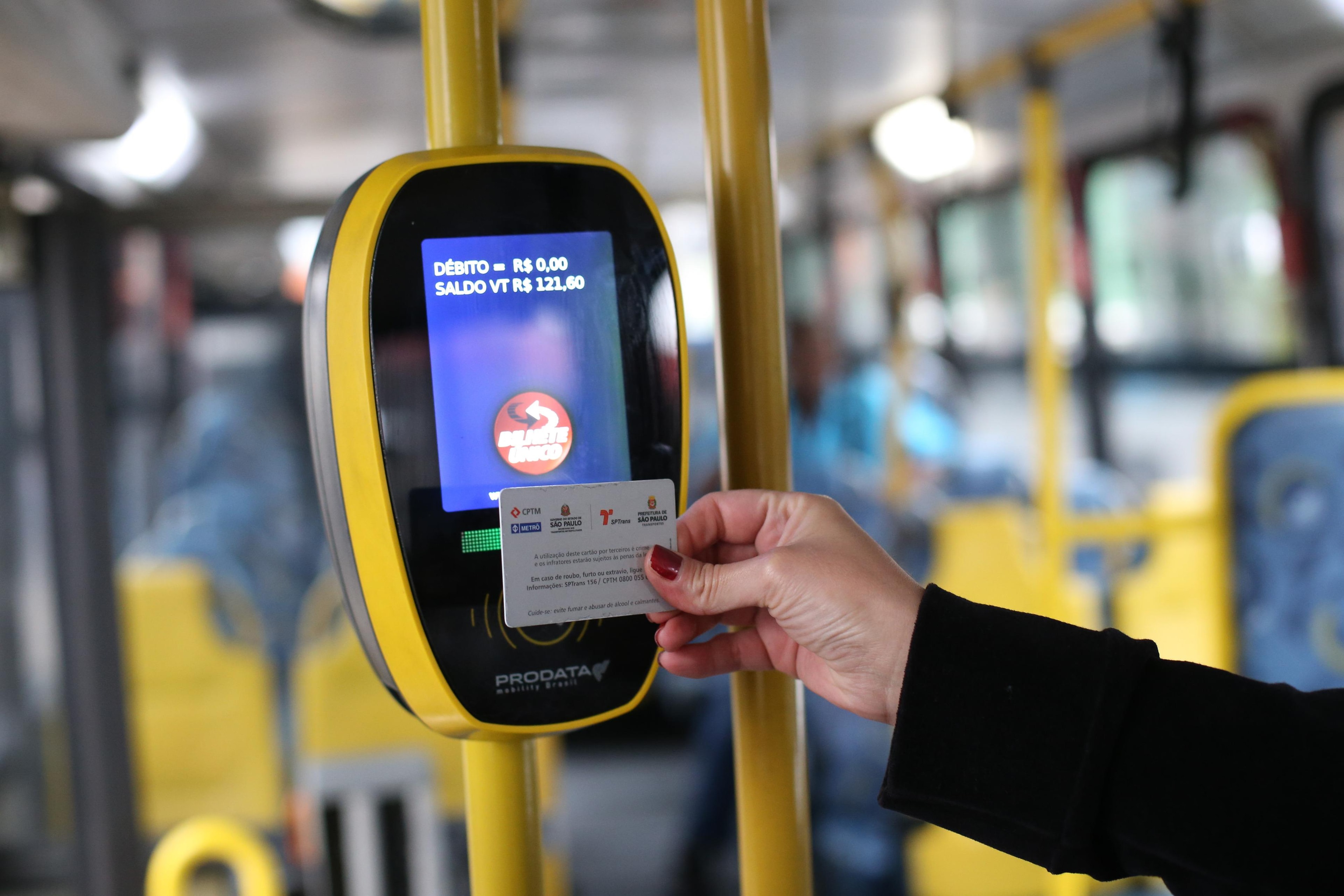 Ônibus do Rio vão deixar de aceitar pagamento por dinheiro físico; entenda