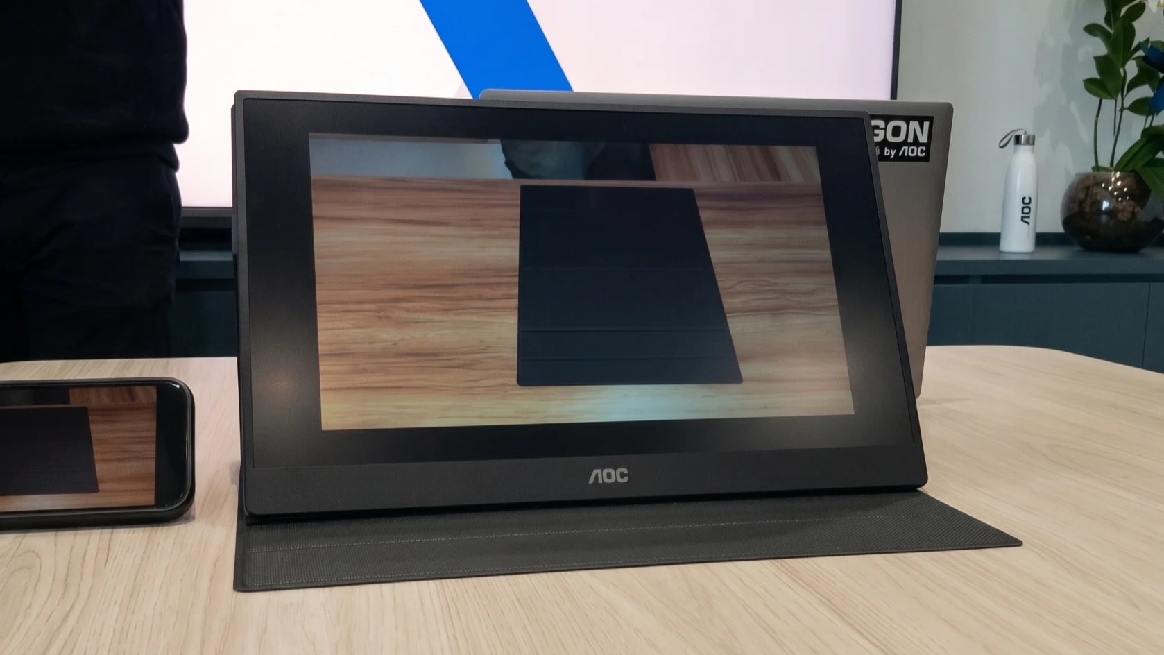 AOC aposta em monitor portátil no Brasil com tela Full HD e preço competitivo