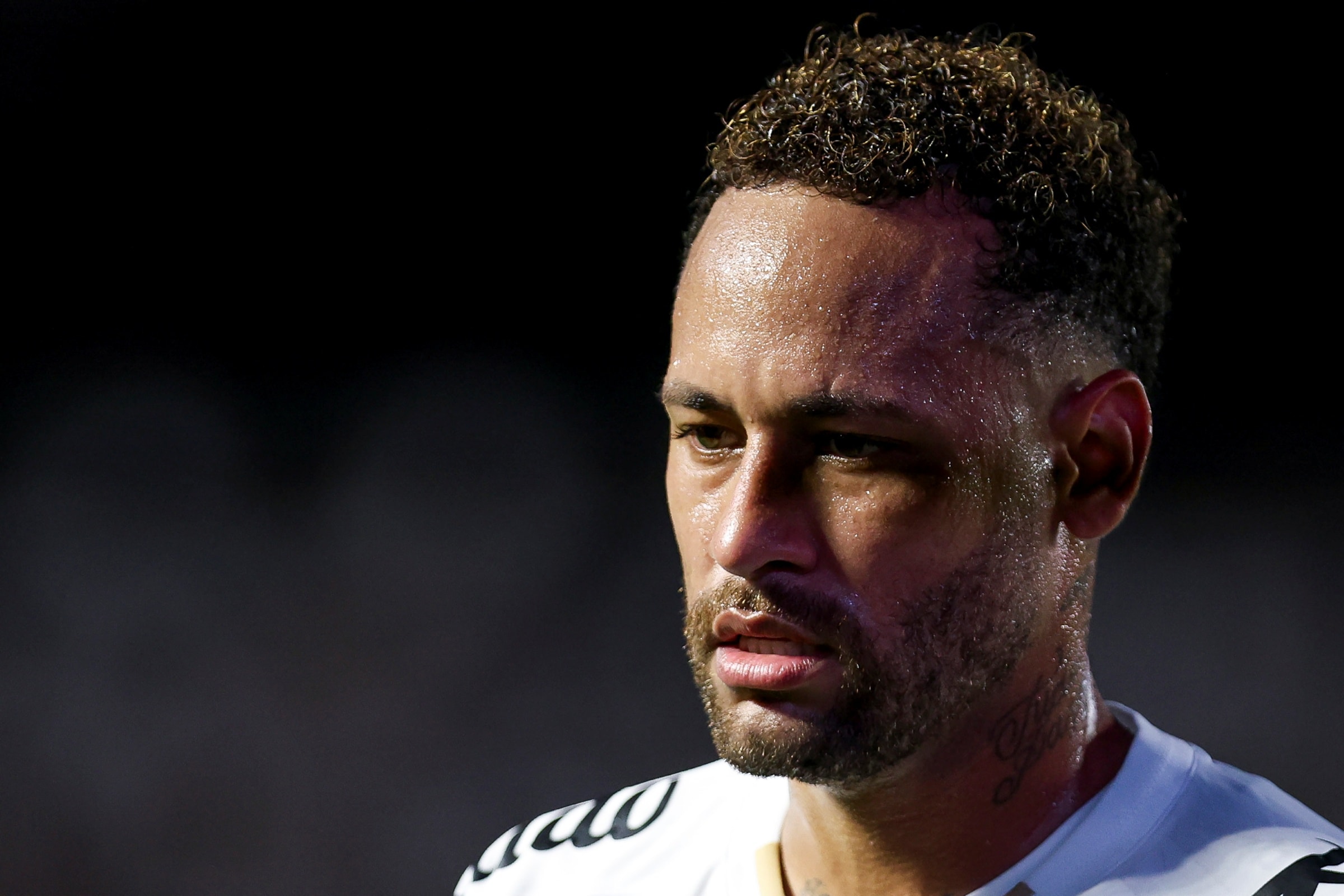 Neymar é relacionado, mas não enfrenta o Palmeiras devido à grama sintética