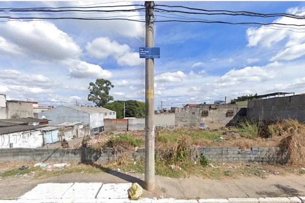 Assessor constrói casa própria em terreno municipal bancado por emenda