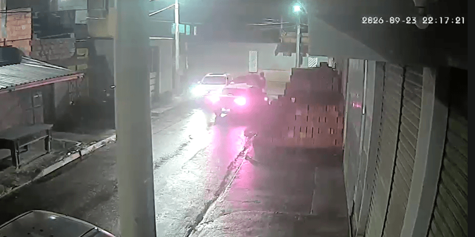 Carro bate em poste e deixa dois mortos na avenida Brasil, no Rio