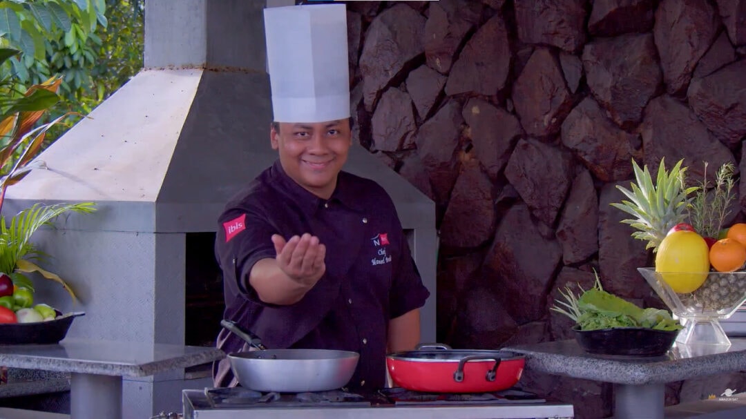 Chef Manoel Brelaz ensina receita de supremo de frango ao vinagrete de banana e velouté de tucupi