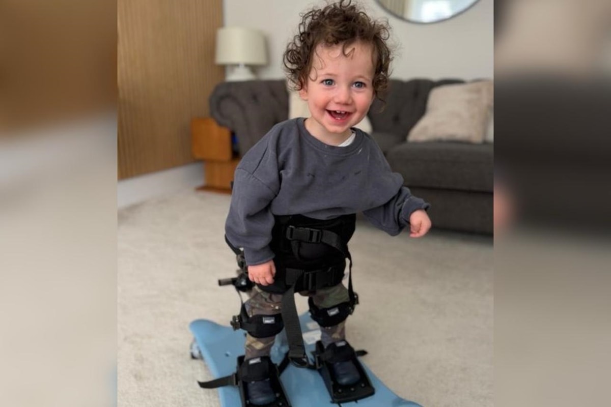 Bebê tem doença rara que pode causar paralisia em momentos de empolgação