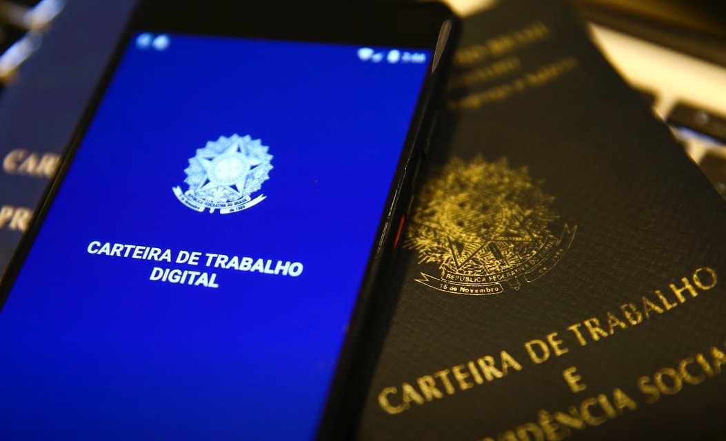Emprego bate recorde, mas PNAD expõe estagnação da renda e abismo social