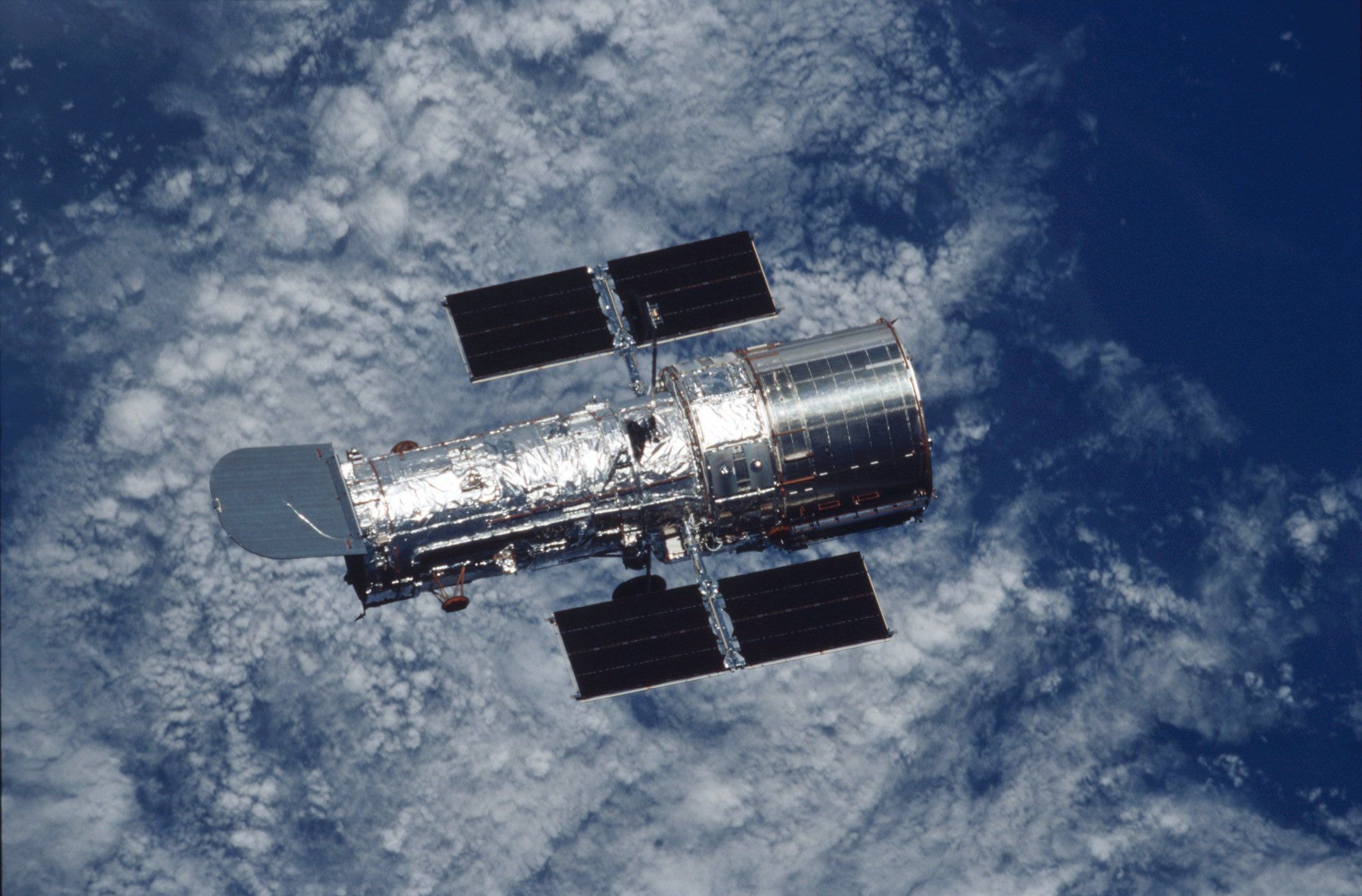 Nasa lança missão inédita para “rebocar” satélite neste sábado (27)