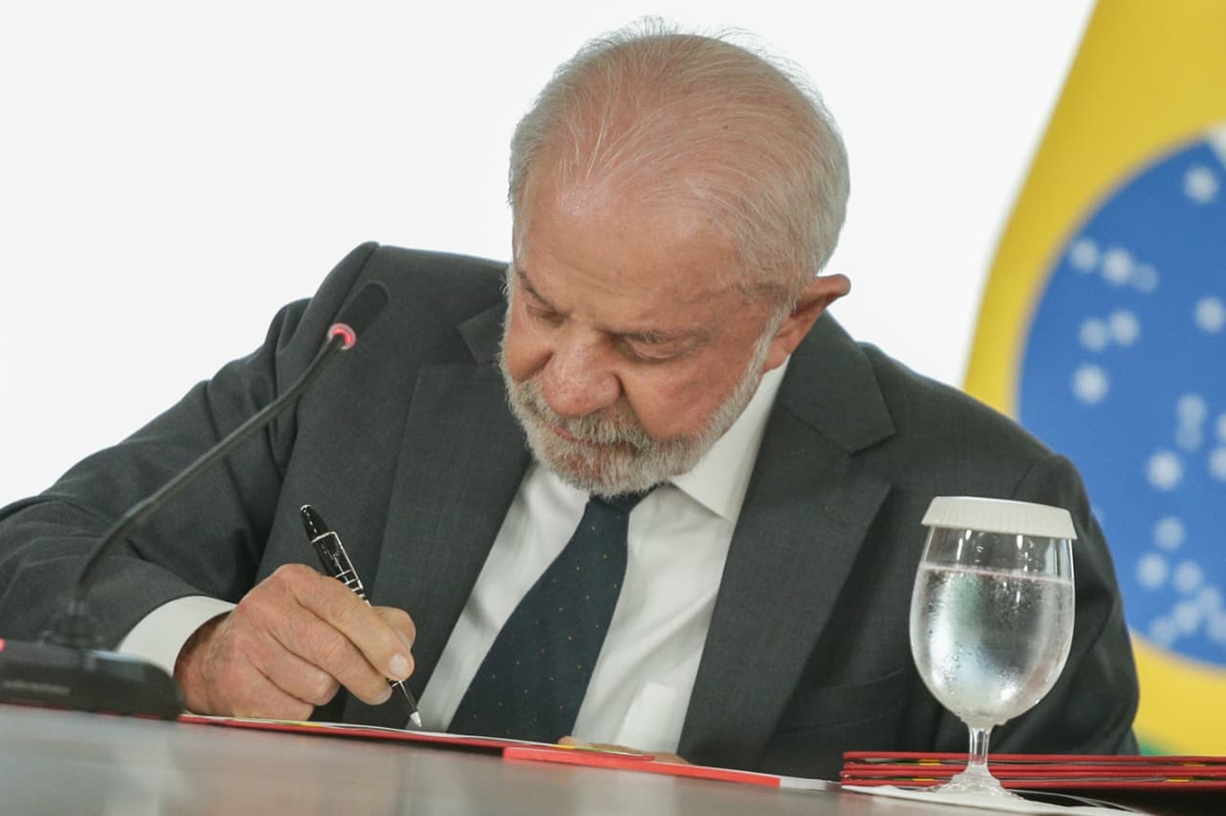 Lula vai assinar lei que tira guarda de pet dos agressores de mulheres