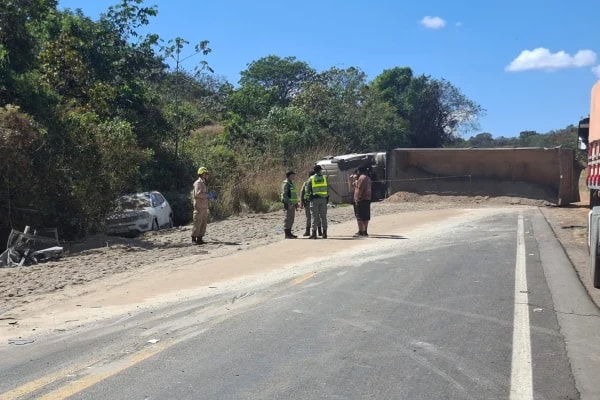 GO-010: acidente entre carreta, carro e ônibus deixa cinco mortos