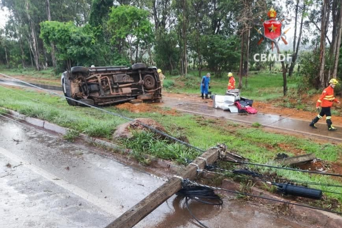 Motorista fica ferido ao derrubar poste de luz no Park Way com caminhonete