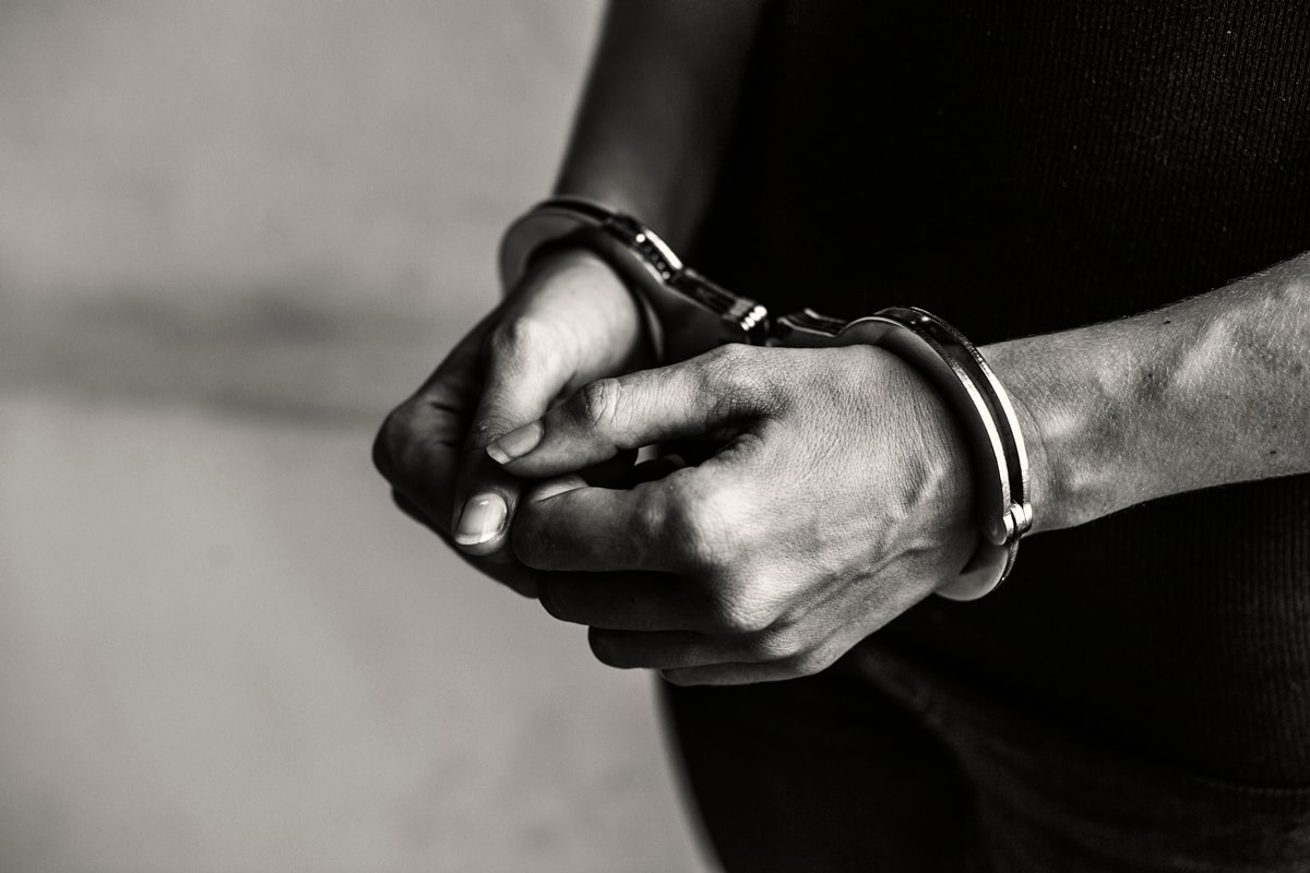 Homem com mandado por estupro de vulnerável é solto por lei eleitoral no DF