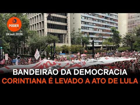 Bandeirão da Democracia Corintiana é levado a ato de Lula na Paulista
