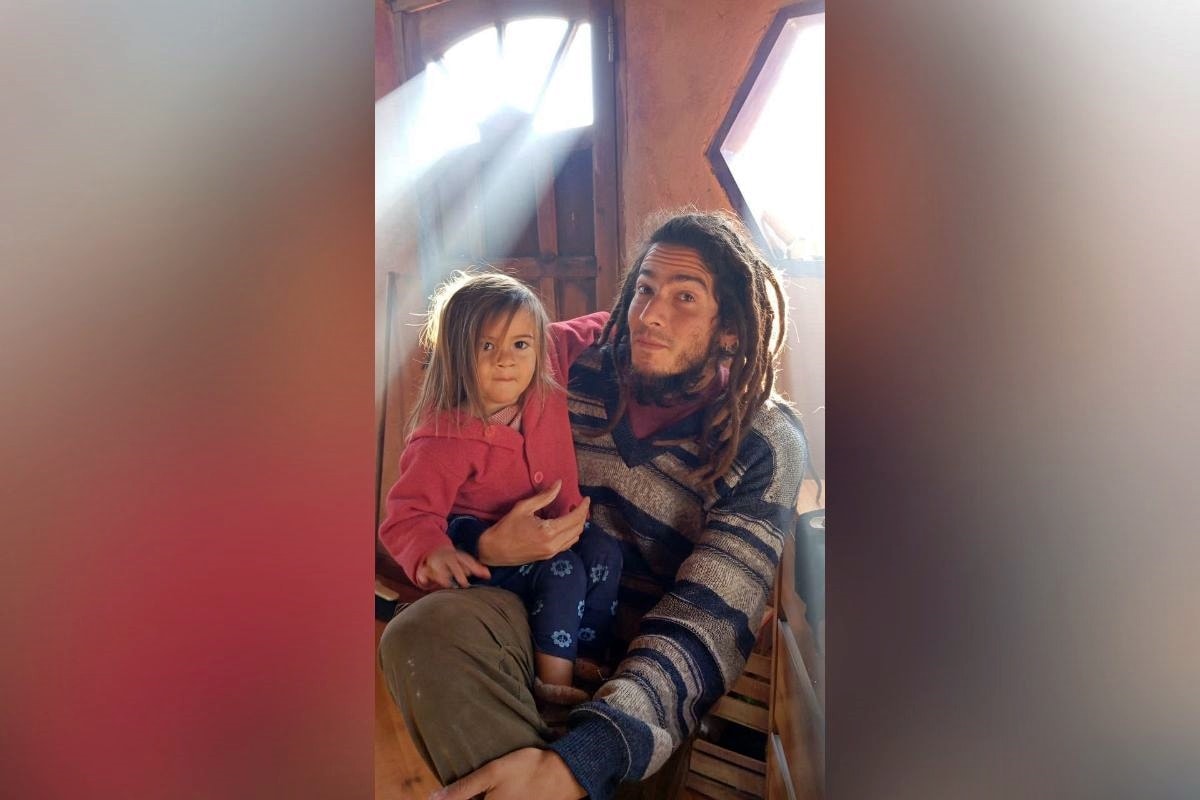 Professora deixa cidade grande e constrói casa de barro nas montanhas