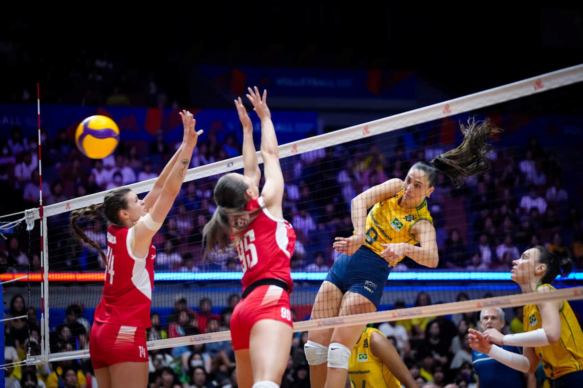 Em jogo duro, Brasil vence Polônia e garante vaga na fase final da VNL