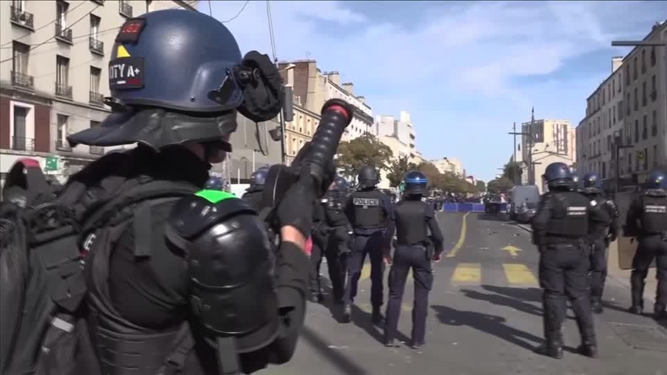 Bloqueios em colégios viram onda de protestos nacionais na França